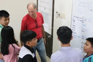 Ông Tây, bà Tây dạy tiếng Anh miễn phí