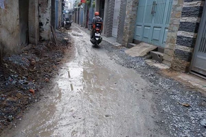 Dân bức xúc vì 4 tháng chưa sửa xong đoạn đường