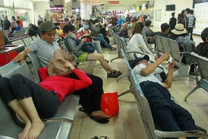 Người dân chật vật tại Bến xe Miền Đông chờ mua vé