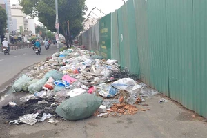 Đường Phan Văn Trị có bãi rác lớn