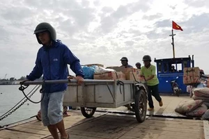 Dân xã đảo gặp khó vì phà hư sửa mãi chưa xong