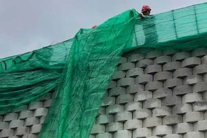 Dân tháo chạy vì bức tường khổng lồ bắt đầu đổ