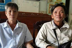 Anh ve chai tranh chấp tờ độc đắc với chị công nhân