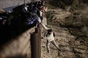 Ông Trump gặp rủi ro nếu xây tường Mexico