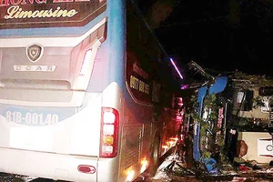 2 xe khách tông liên hoàn, 14 người bị nạn