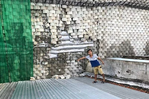 Dân viết tâm thư cầu cứu vì bức tường khủng sắp đổ