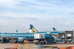 Phục vụ Tết, nhân viên sân bay phải biết cười