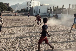 Yemen và trận bóng giữa làn lửa đạn