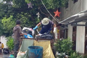 Phân loại rác tại nguồn: dân làm, người gom rác... trộn chung!