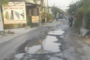 Con đường nắng bụi mù mịt, mưa lầy như ruộng cày