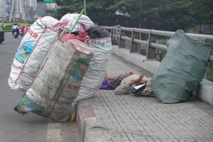 Thật nguy hiểm khi ngủ trên cầu thế này