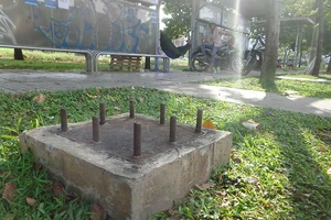 Cọc sắt nguy hiểm trên xa lộ Hà Nội