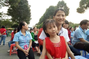 Có tấm vé nghĩa tình, Tết này con về thăm ngoại