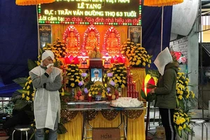 6 đám tang sát nhau sau vụ xe tông đoàn viếng mộ