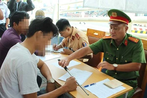 CSGT lập chốt ở Cát Lái kiểm tra ma túy tài xế
