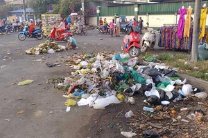 Ngán ngẩm vì đường bị lấn chiếm để buôn bán, xả rác