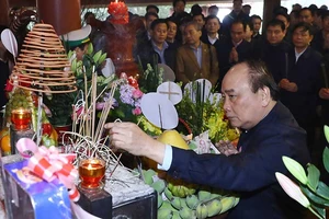 Thủ tướng dâng hương Chủ tịch Hồ Chí Minh
