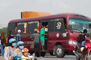 Hết vé xe về quê, khách đành chịu nhồi nhét