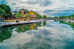 Sông Hoài đang thở bên bờ Hội An