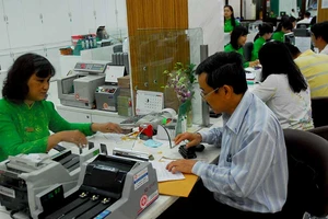 Lãi suất ‘nhảy múa’ khi siết van tín dụng bất động sản