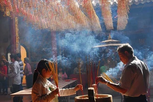 Rùng mình khi nghe bệnh từ… khói nhang