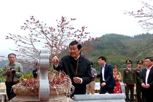 Nguyên Chủ tịch nước tri ân anh hùng, liệt sĩ tại Vị Xuyên