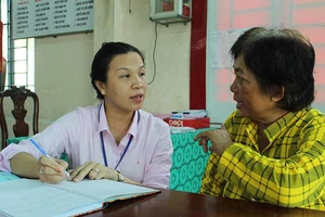 Cán bộ về tận khu phố làm thủ tục cho dân