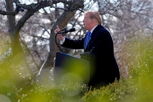 Sóng gió bủa vây ‘bức tường biên giới’ của ông Trump