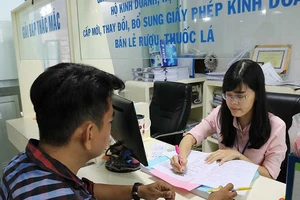 Cán bộ ‘tăng ca’, người dân đỡ cực