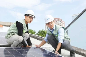 Dân TP.HCM thích thú với điện năng lượng mặt trời