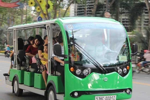 Xe buýt điện, trạm đón taxi lãng phí từng ngày