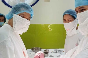 Vị phó giáo sư luôn miệt mài ngồi bàn khám