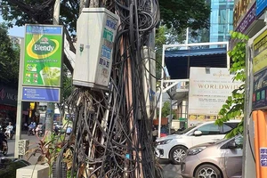 Búi dây điện nguy hiểm trên vỉa hè