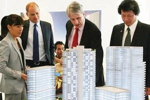 Tránh rủi ro khi nhờ người khác đứng tên mua nhà ở Việt Nam