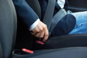 Ngồi ghế sau ô tô có buộc phải thắt dây an toàn?