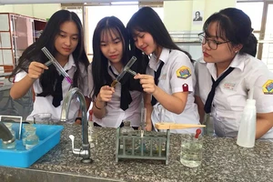 Thí nghiệm tại trường: Dễ sự cố nếu bất cẩn