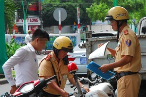 Cấm công an ăn uống ở hàng quán vỉa hè