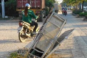 Nguy hiểm tủ điện bị nghiêng!