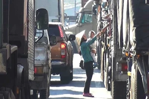 Lao ra giữa quốc lộ bán hàng ở Bình Dương