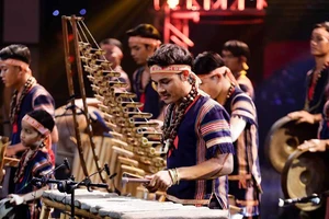 Ban nhạc Tây Nguyên 100 người gây sốt 