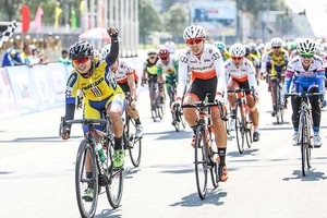 Tay đua Thái Lan khẳng định ngôi đầu áo xanh Biwase