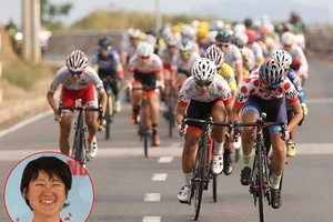 Tsubasa Makise giải quyết chiếc áo chấm đỏ