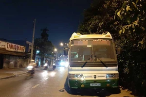 Xe khách đậu trái làn đường, cản trở giao thông