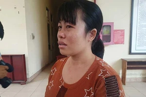 Người mẹ đau đớn cầm di ảnh 2 con đến tòa