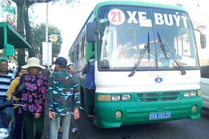 Người dân sợ đi xe buýt vì xuống cấp