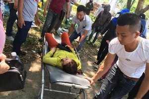 Đã có người dân ngất xỉu sau buổi tiếp dân tại tỉnh Quảng Nam ngày 20-3. Ảnh: NDCC