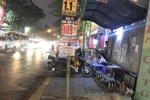 Trạm xe buýt trở thành nơi bán đồ ăn