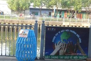Thùng rác mới lạ trên kênh Nhiêu Lộc