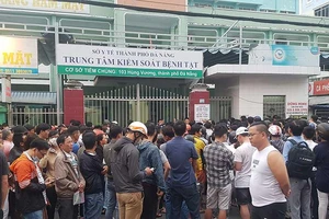 Trắng đêm chen lấn, leo rào giành vaccine cho con