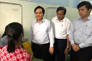 Bộ trưởng Nhạ cảnh tỉnh toàn ngành từ vụ nữ sinh bị đánh